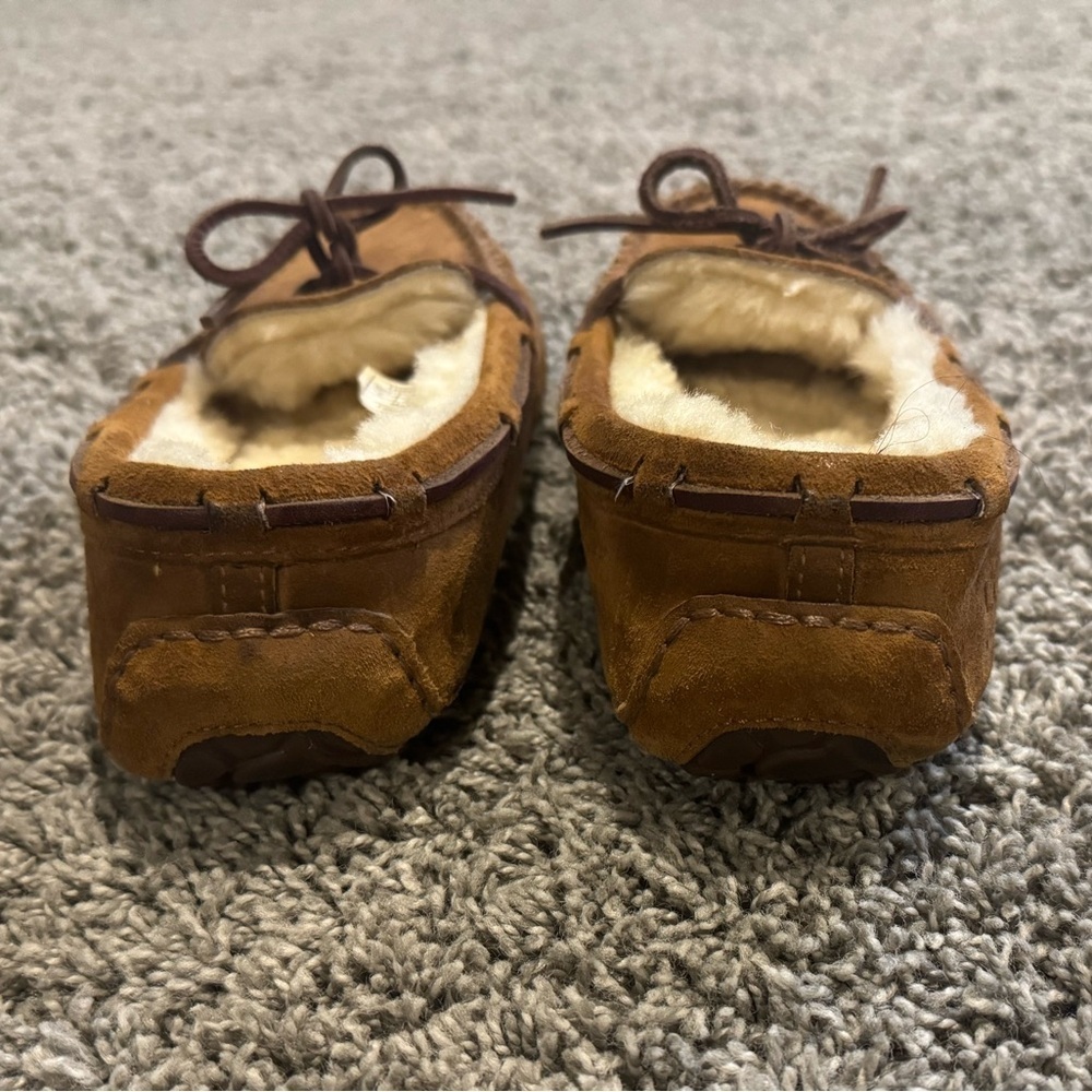 EUC practically brand new Ugh Dakota Slippers size 6 - Picture 9 of 13
